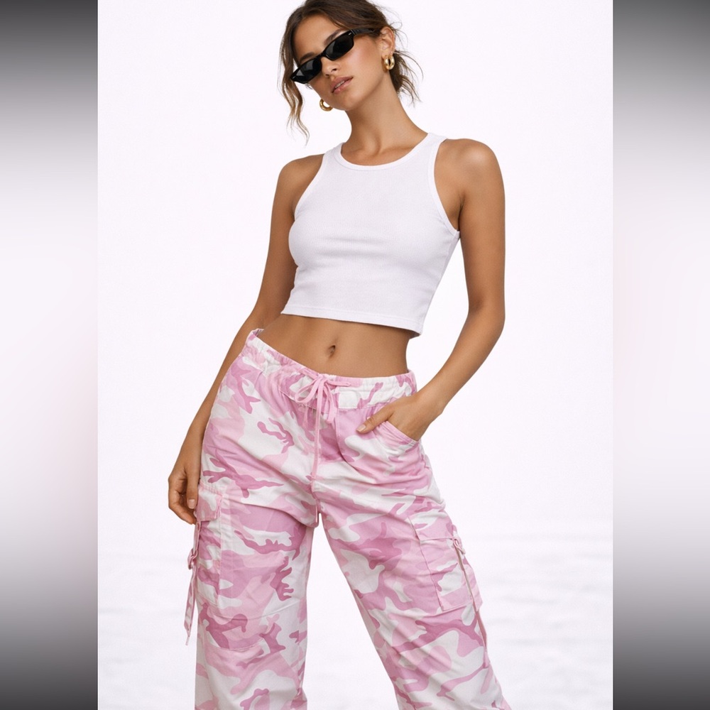 🌹FREE w/purchase NWT pink white camo cargo womens crop length pants